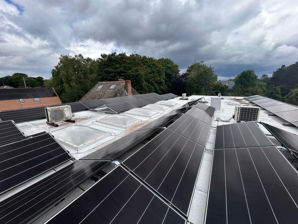120 zonnepanelen op het dak van het BrainSolutions-kantoor in Hove voor duurzame energie